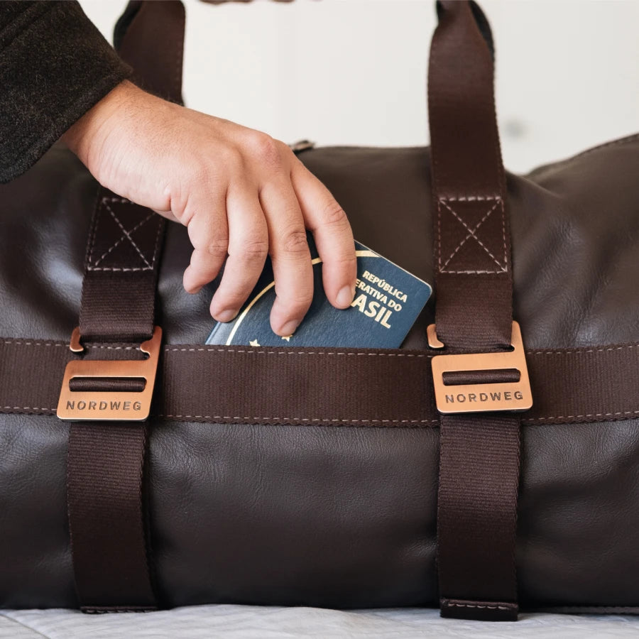 Nordweg Dolomites leather weekender travel bag in Coffee, front passport pocket and branded hardware close-up, SKU NW103.IC, GTIN 7898571001068