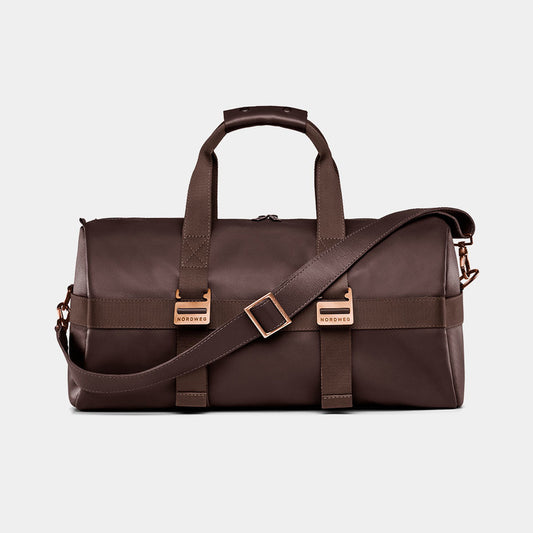 Nordweg Dolomites leather weekender travel bag in coffee, front view with shoulder strap