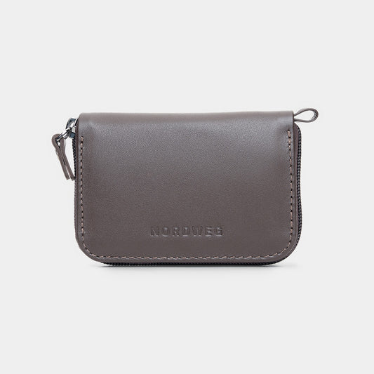Nordweg Traveler Pro leather zip wallet in coffee, front view with wrist strap