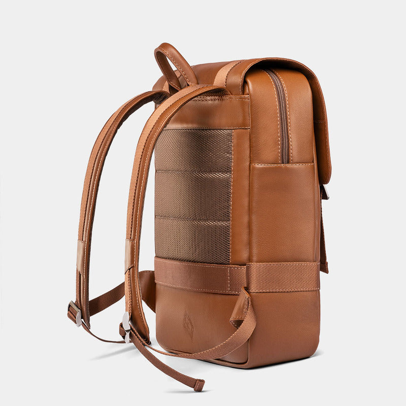 Nordweg Dolomites leather travel backpack in caramel, side view with padded back and shoulder straps