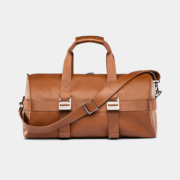 Nordweg Dolomites leather weekender travel bag in caramel, front view with shoulder strap