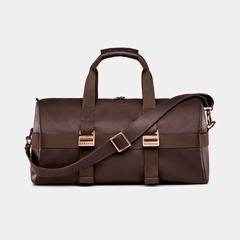 Nordweg Dolomites leather weekender travel bag in coffee, front view with shoulder strap