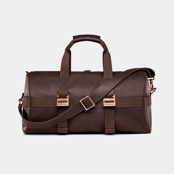 Nordweg Dolomites leather weekender travel bag in coffee, front view with shoulder strap