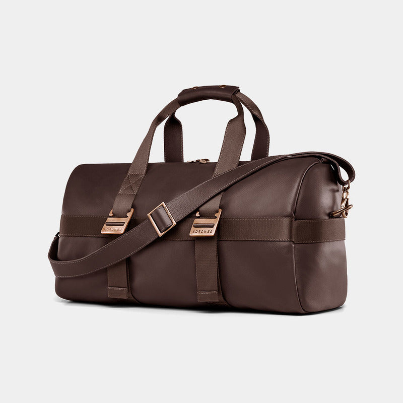 Nordweg Dolomites leather weekender travel bag in coffee, side view with handles