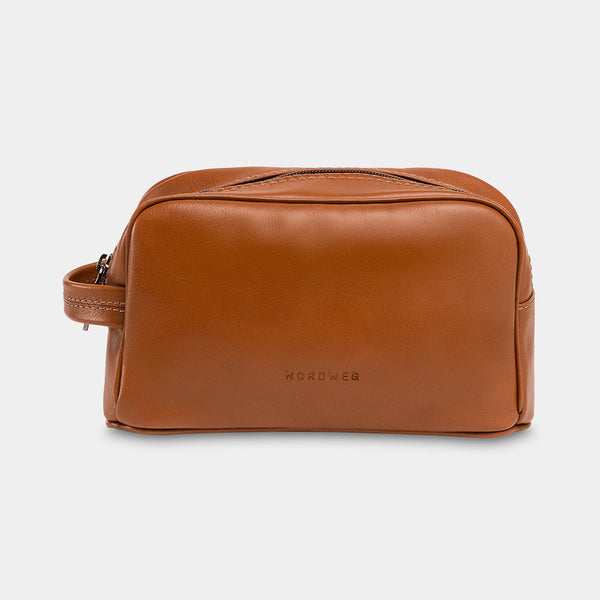 Nordweg Gramado leather dopp kit travel toiletry bag in caramel, front view with side handle