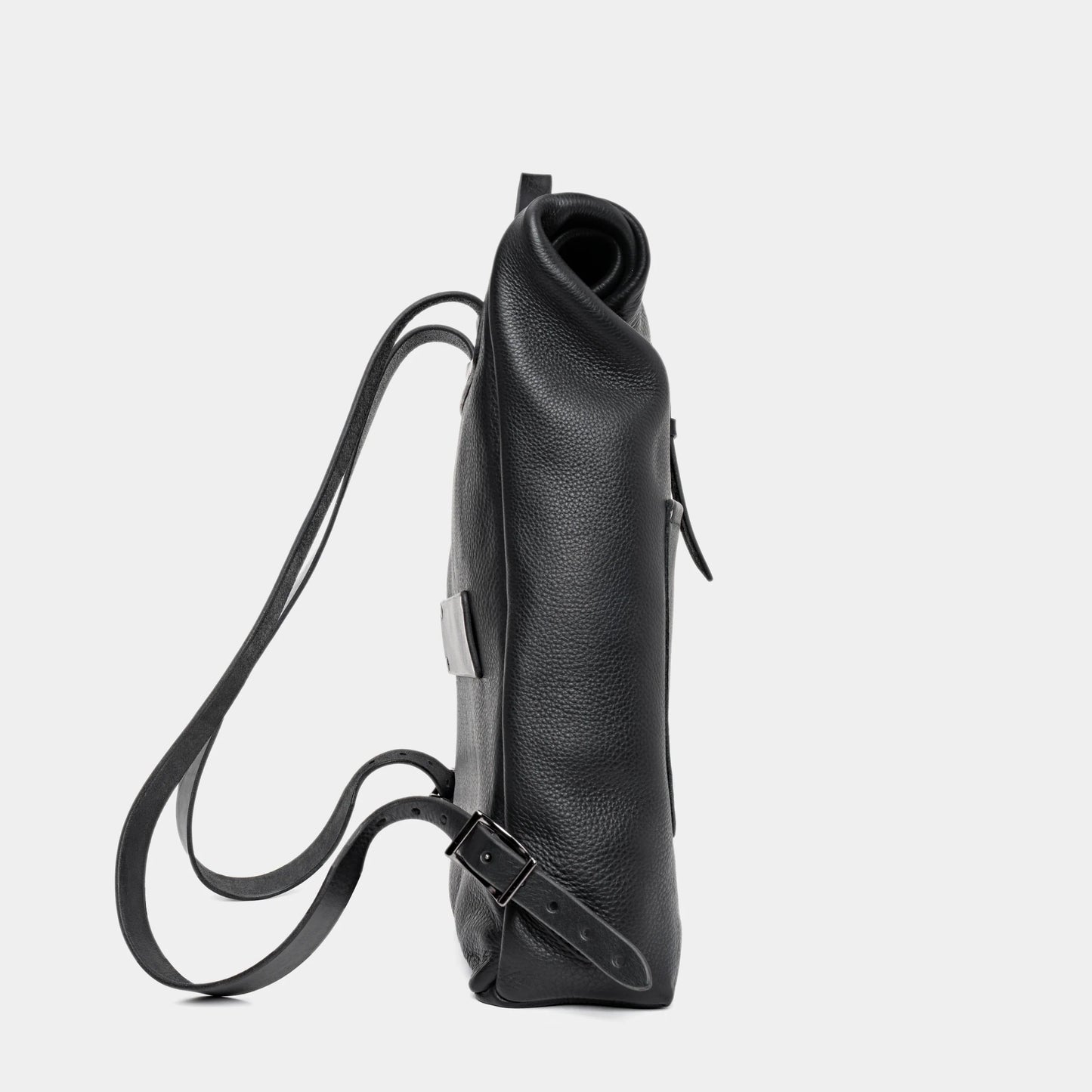 Nordweg Legacy leather backpack in coal, side profile with shoulder straps