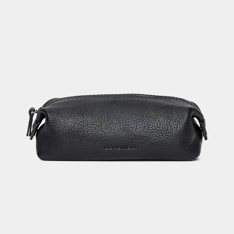 Nordweg Legacy leather organizer pouch in coal, front view with zip closure