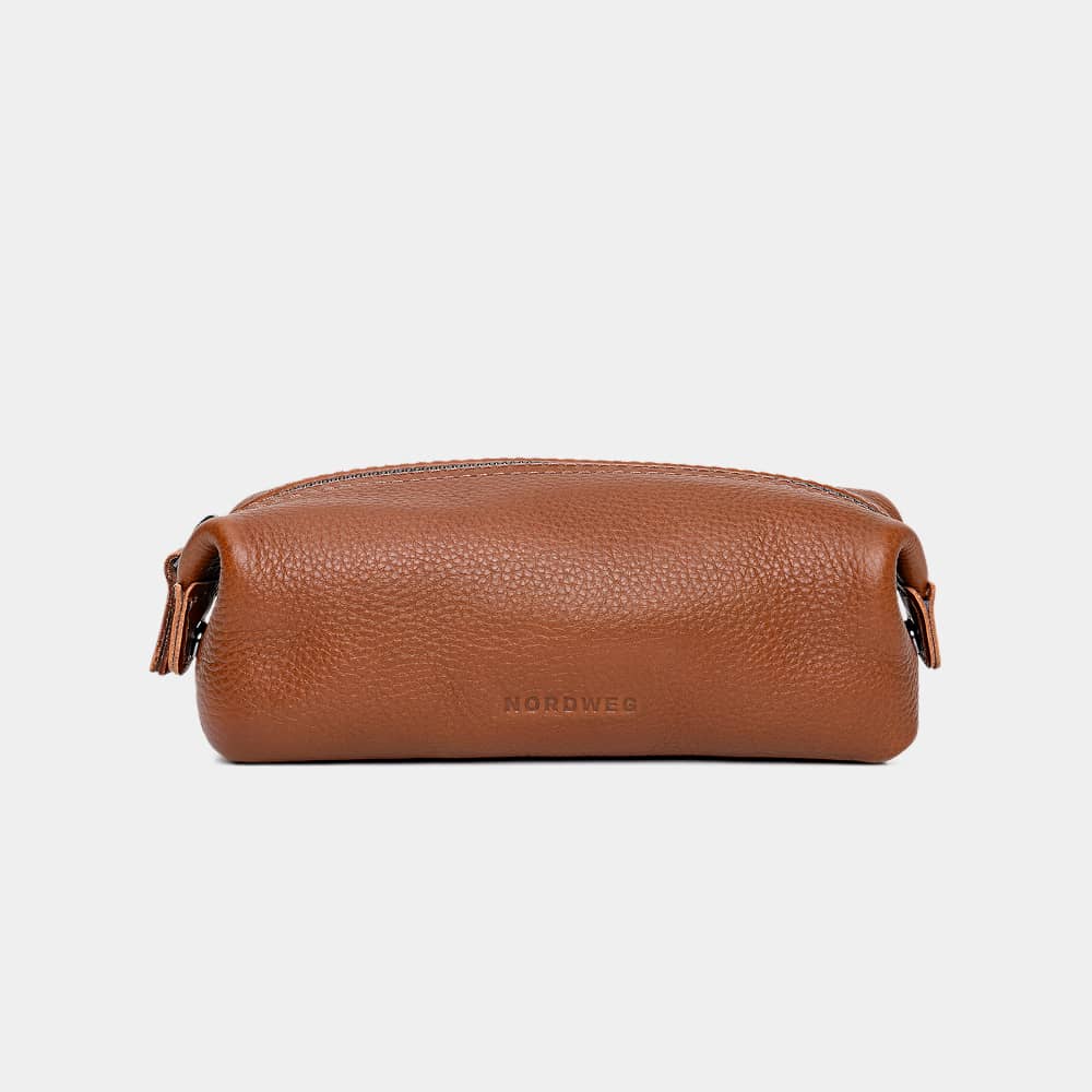 Nordweg Legacy leather organizer pouch in cognac, front view with zip closure