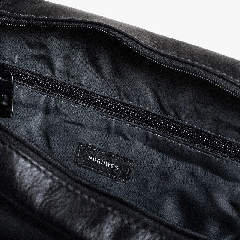 Open black Nordweg Nomad leather briefcase showing the lined interior pockets, SKU NW080A.IP, GTIN 7898571000696