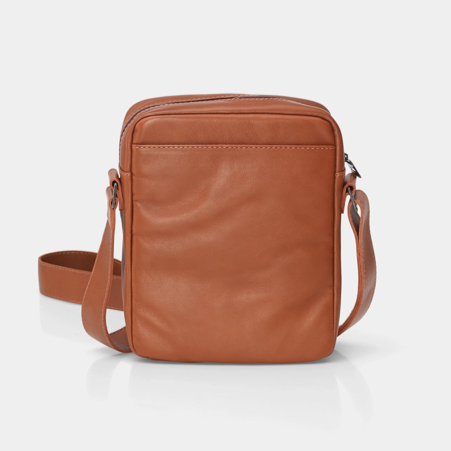Caramel Nordweg Nomad leather crossbody bag in an angled back-pocket view, SKU NW091A.CA, GTIN 7898571000979