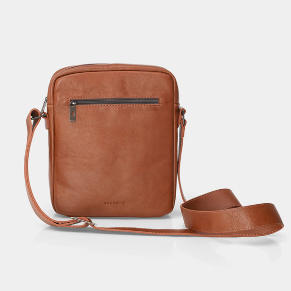 Caramel Nordweg Nomad leather crossbody bag with the front zip pocket facing forward, SKU NW091A.CA, GTIN 7898571000979