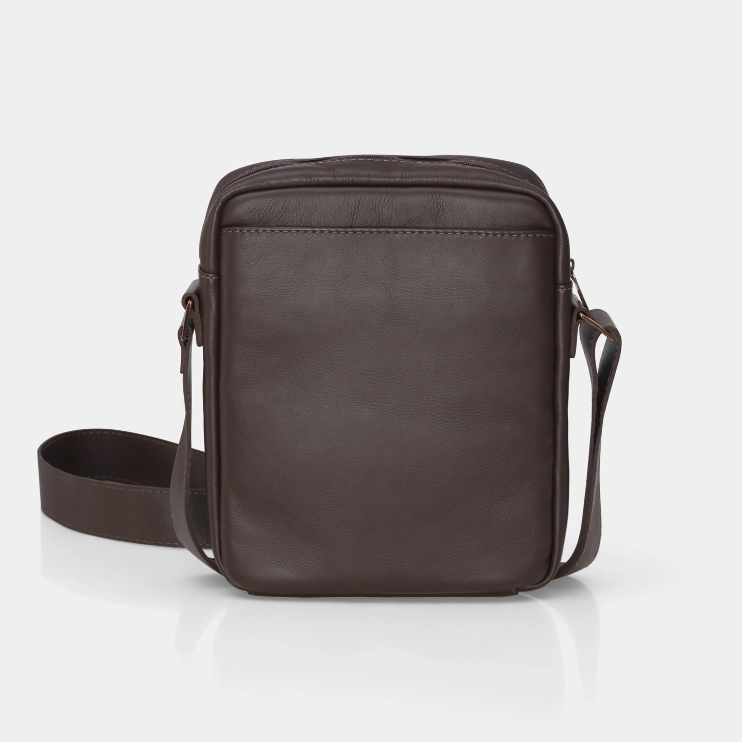 Coffee Nordweg Nomad leather crossbody bag in an angled back-pocket view, SKU NW091A.IC, GTIN 7898571000986