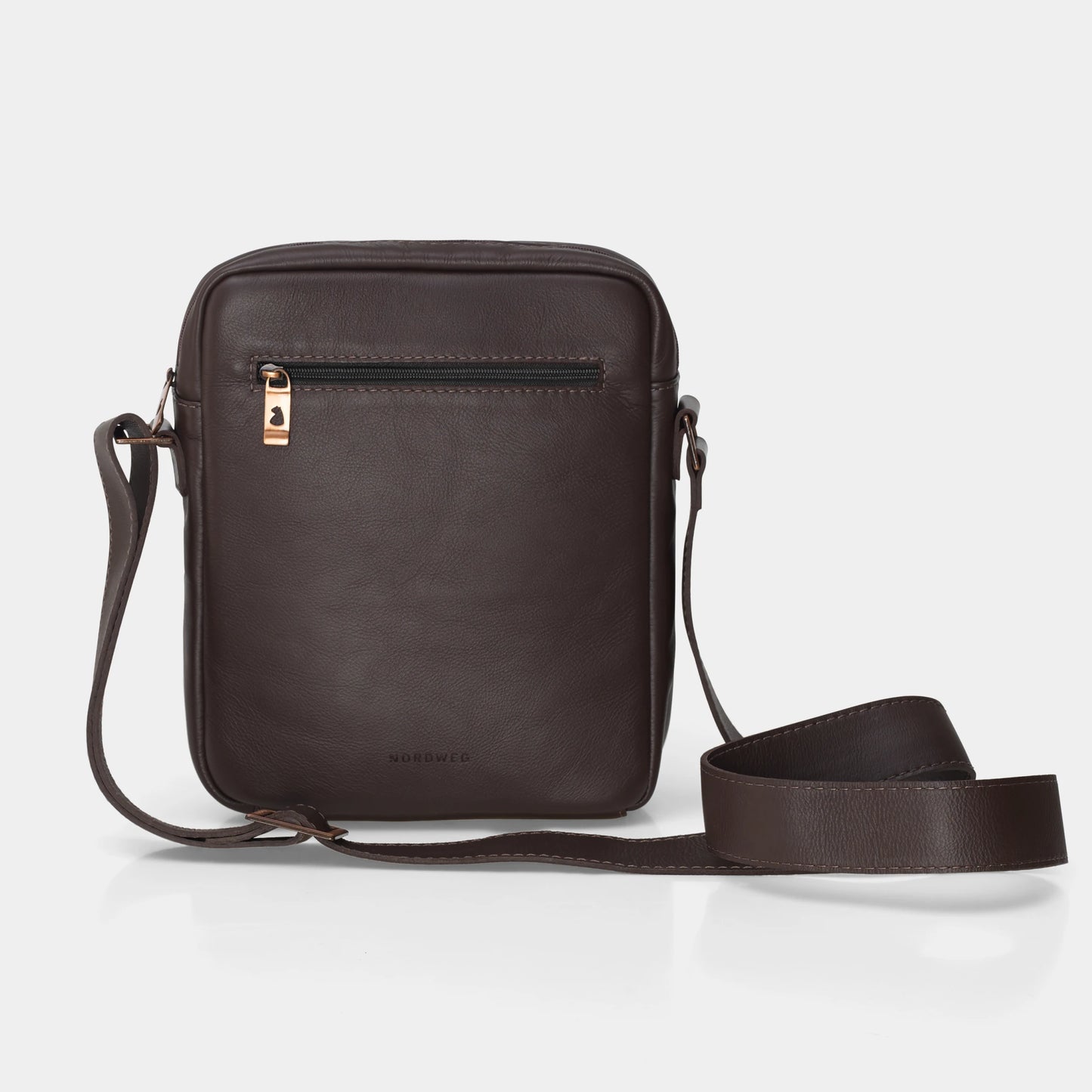 Coffee Nordweg Nomad leather crossbody bag with the front zip pocket facing forward, SKU NW091A.IC, GTIN 7898571000986