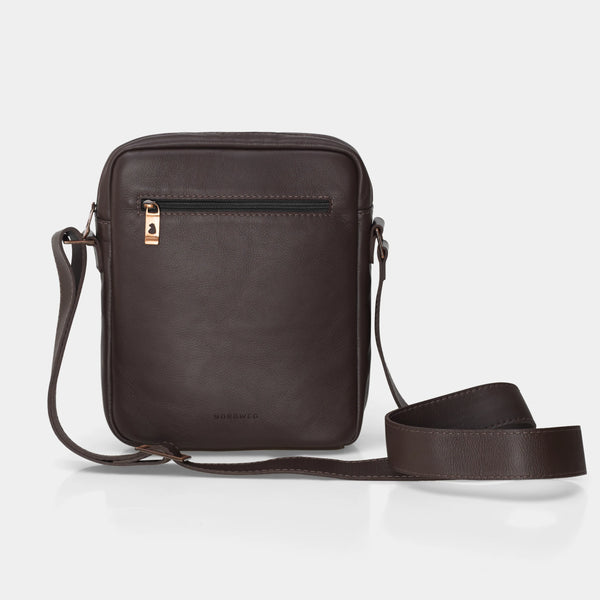 Coffee Nordweg Nomad leather crossbody bag with the front zip pocket facing forward, SKU NW091A.IC, GTIN 7898571000986