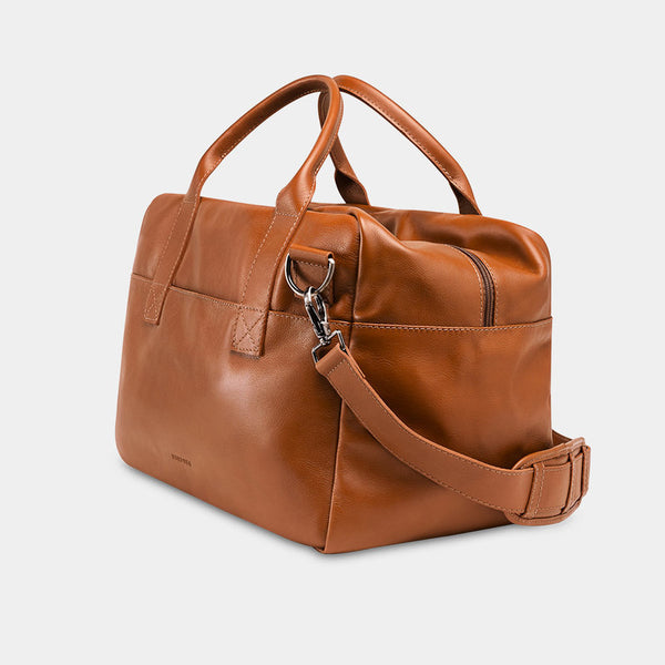 Nordweg Nomad leather weekender duffel bag in caramel, side view with shoulder strap