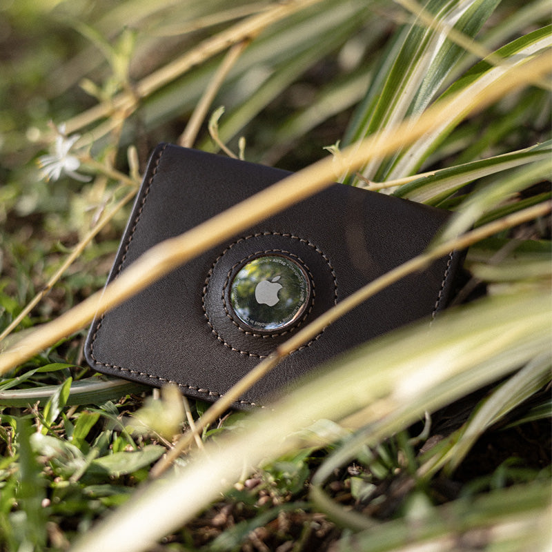 Nordweg NW041I Marco leather AirTag wallet in Black, outdoor product detail, SKU NW041I.IP.XA, GTIN 7898571000337