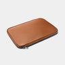 Nordweg NW105 Dolomites leather satchel in Caramel, matching laptop sleeve angled view, SKU NW105.CA, GTIN 7898571001136