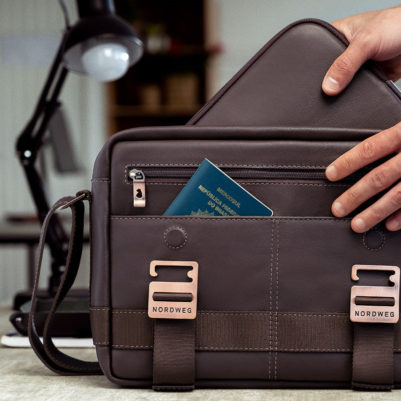 Nordweg NW105 Dolomites leather satchel in Coffee, back pocket with passport and zipper detail, SKU NW105.IC, GTIN 7898571001129