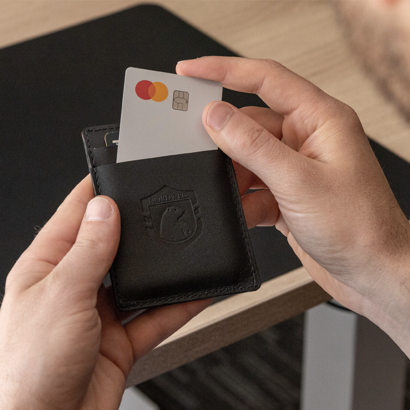 Nordweg NW109 Flint leather cardholder wallet in Black with payment card being inserted, SKU NW109.IP, GTIN 7898571001235