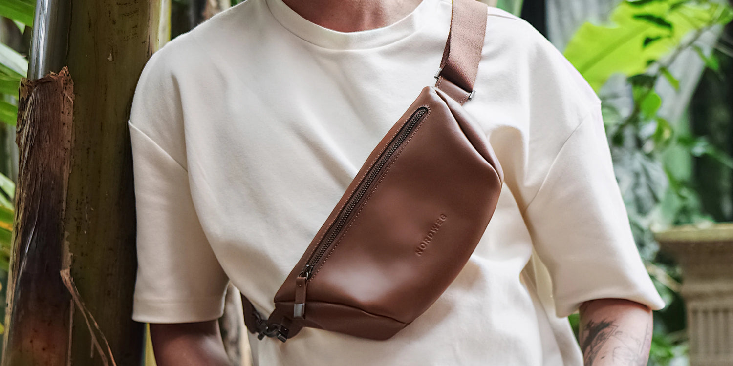 Caramel Nordweg Pulse leather sling bag worn across the chest outdoors, SKU NW112.CA, GTIN 7898571002232