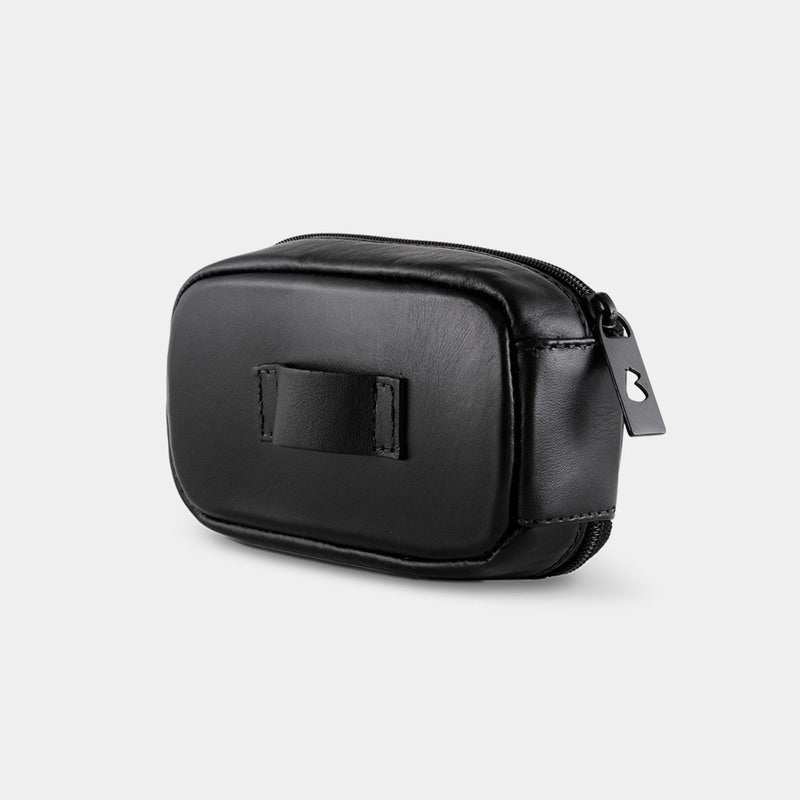 Black Nordweg Serra leather bicycle saddle bag, back zipper view with leather pull tab, SKU NW090.IP, GTIN 7898571000948