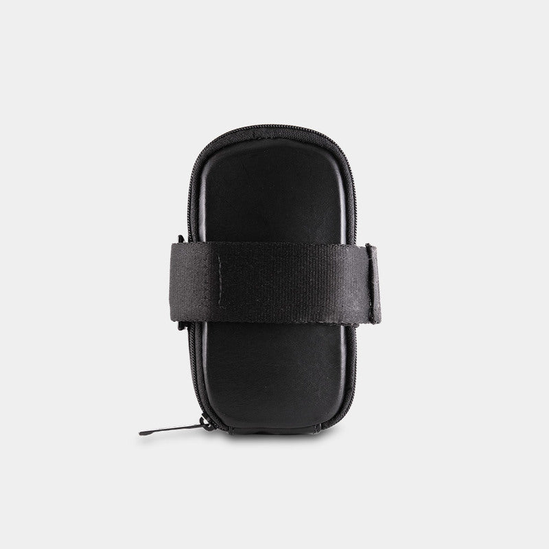 Black Nordweg Serra leather bicycle saddle bag, front view with black saddle attachment strap, SKU NW090.IP, GTIN 7898571000948
