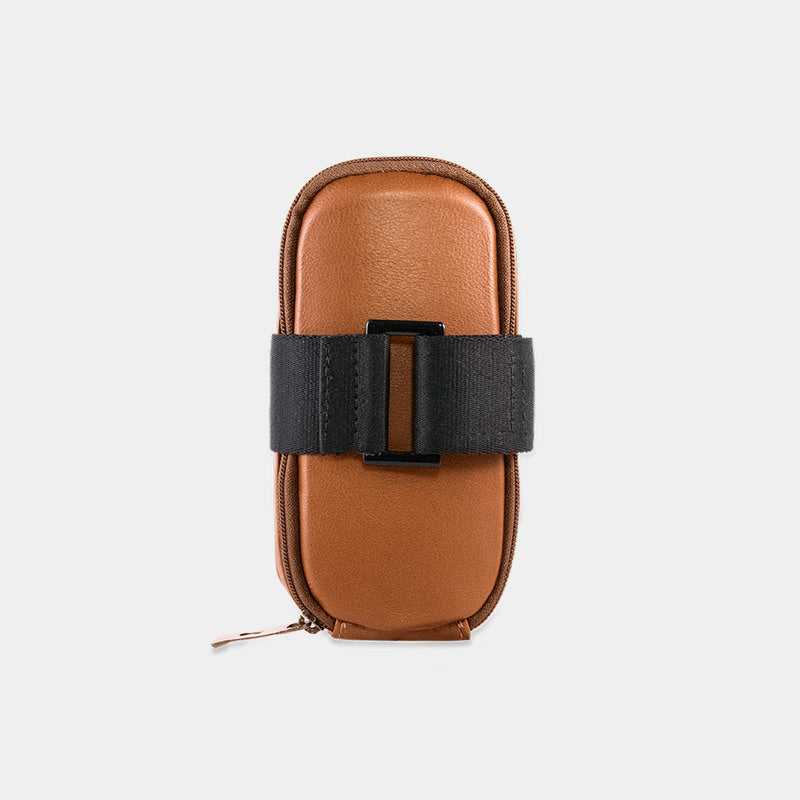 Caramel Nordweg Serra leather bicycle saddle bag, front view with black saddle attachment strap, SKU NW090.CA, GTIN 7898571000955