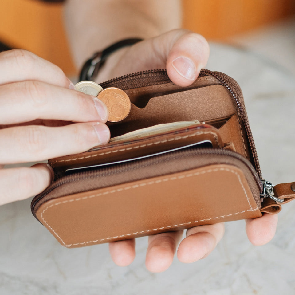 Nordweg Traveler Pro AirTag leather wallet in Caramel open with coin pocket, card slots, and zip closure, SKU NW111.CA, GTIN 7898571002195