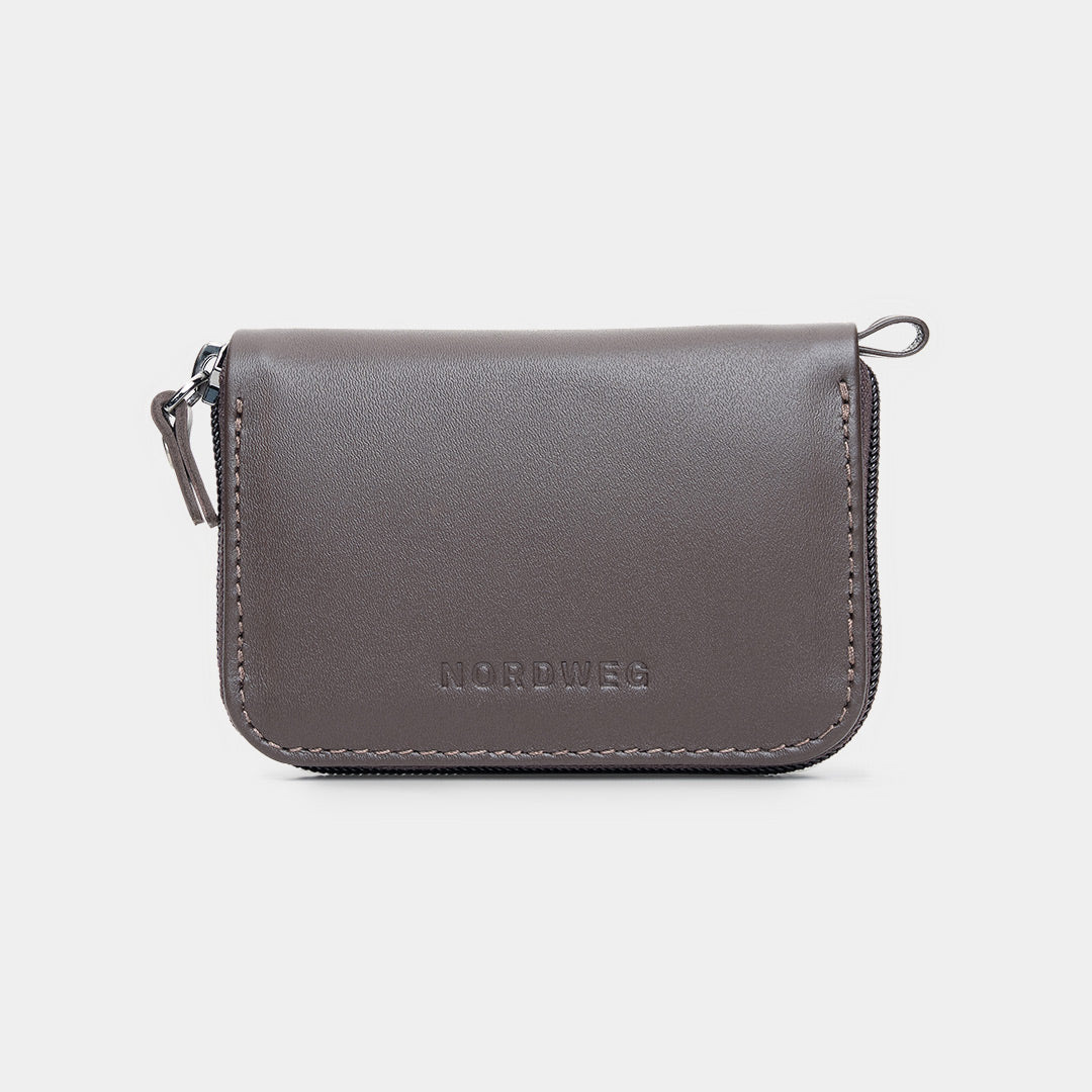 Nordweg Traveler Pro leather zip wallet in coffee, front view with wrist strap