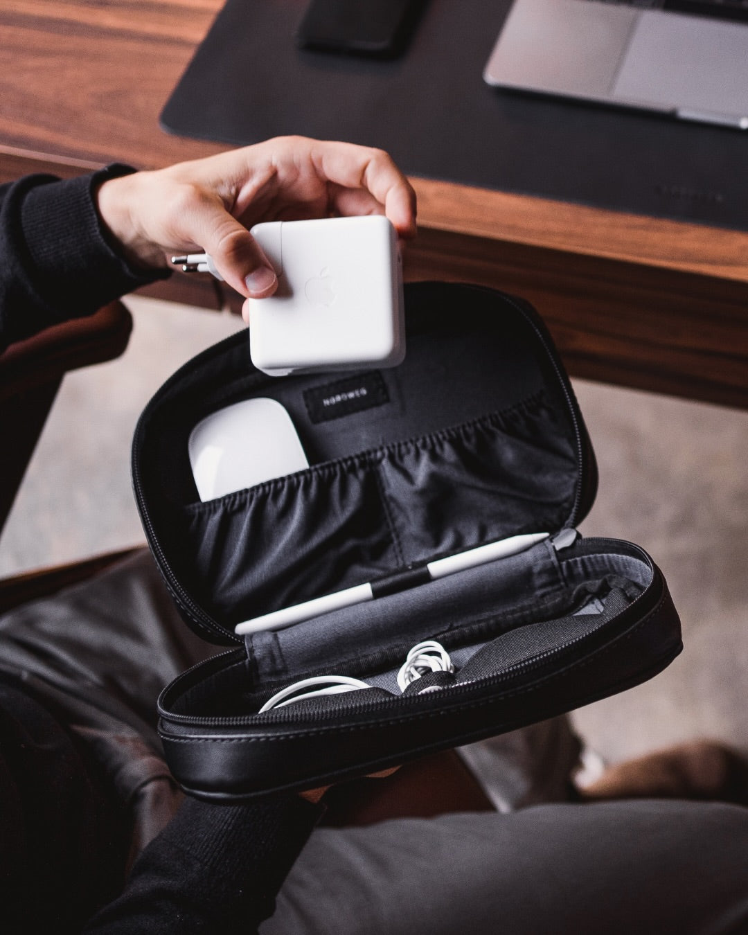 Open black Nordweg Workplace leather tech organizer holding a charger and cables, SKU NWA05.IP, GTIN 7898571001273